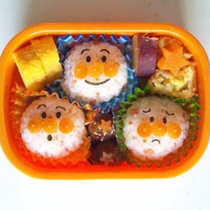 アンパンマンの表情違いのお弁当、オモシロイですね(≧▽≦)
子供も喜び、表情をマネしていました♪
かわいいレシピをありがと～(^∀^)